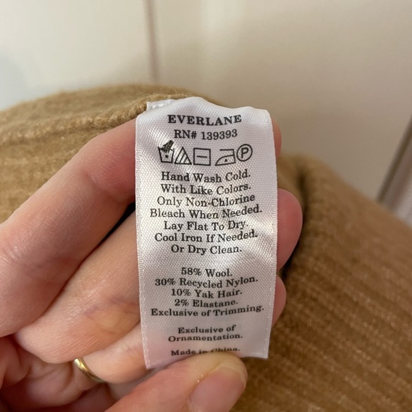 Everlane The Cozy Stetch Short - Picture 7 of 7